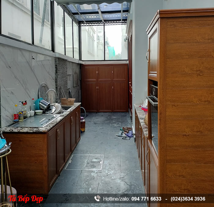 Tủ bếp nhôm vân gỗ bên đẹp cao cấp