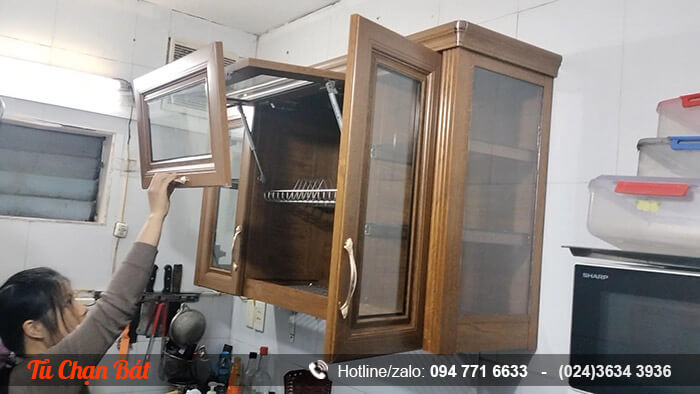 Mẫu tủ chạn treo nhôm kính nhỏ trong nhà bếp thiết kế đẹp màu gỗ