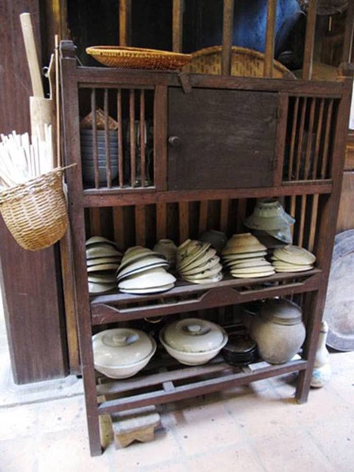Tủ gạc măng rê với đầy những chén bát cổ kính