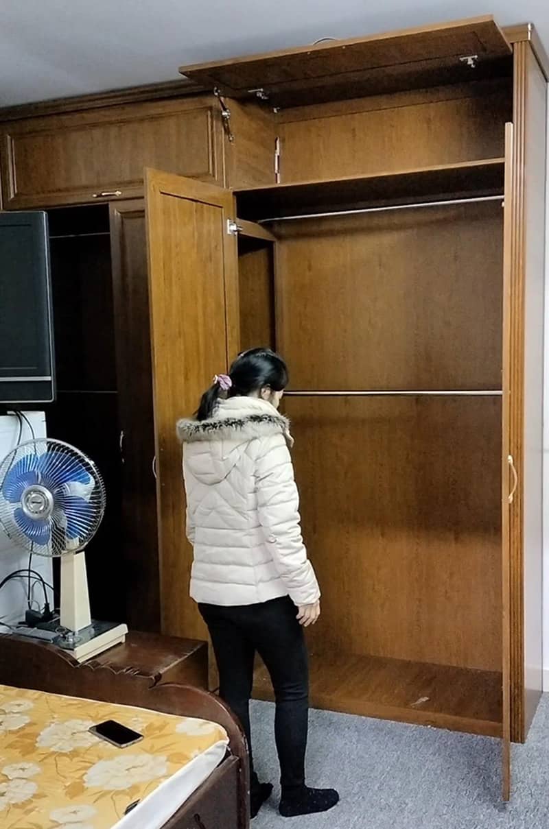 Mẫu tủ quần áo kịch trần hợp kim nhôm màu giống gỗ