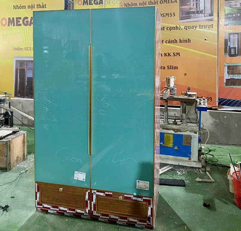 Mẫu tủ kính áo quần màu xanh ngọc đẹp