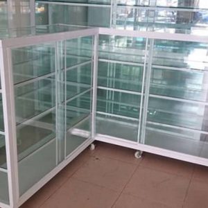 Mẫu tủ bán hàng kính đẹp dễ lau chùi
