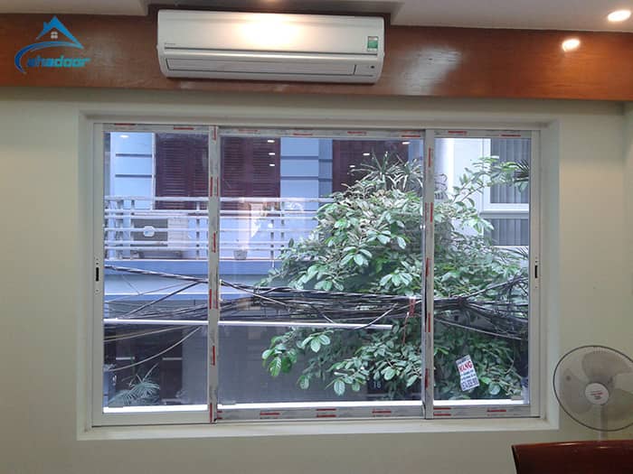 Lắp kính cửa sổ 2 cánh trượt vào giữa tiện dụng