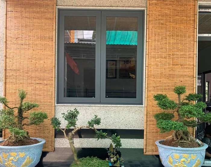 Mẫu cửa sổ 2 cánh mở quay nhom mau ghi