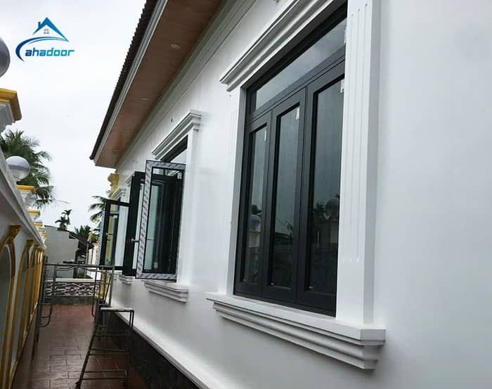Lắp đặt cửa sổ nhôm mở quay bản lề inox vô cùng chắc chắn