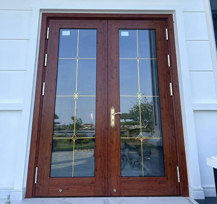 Làm cửa 2 cánh nhôm vân gỗ màu cánh gián kính hoa đồng