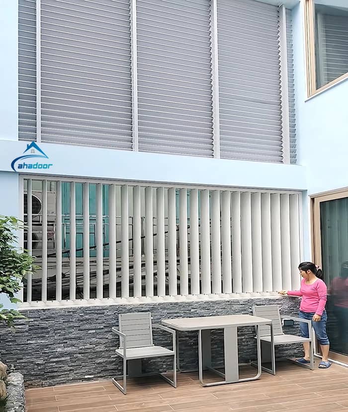 Mẫu cửa chớp nhôm kính cánh lật điều chỉnh hướng gió