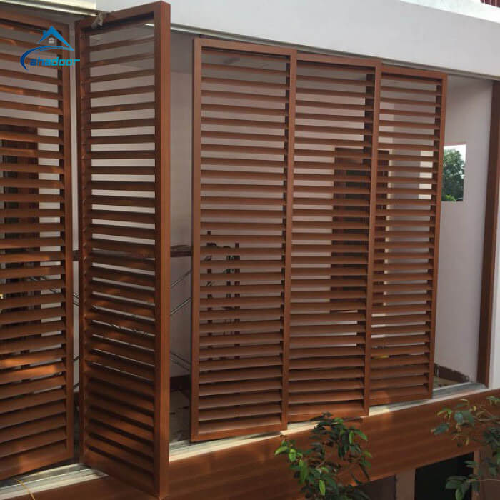 Cửa chớp nhôm của ahadoor mang đến giải pháp thông gió tự nhiên và thẩm mỹ cho ngôi nhà của bạn. Với thiết kế tinh tế và chất liệu nhôm cao cấp, cửa chớp không chỉ bền đẹp mà còn giúp điều chỉnh ánh sáng và không khí hiệu quả. Để được tư vấn chi tiết, vui lòng liên hệ hotline 094 771 6633 hoặc (024) 3634 3936. Bạn cũng có thể ghé thăm showroom tại 4/32 Thúy Lĩnh, Hoàng Mai, Hà Nội, hoặc gửi email về ahadoorvn@gmail.com.