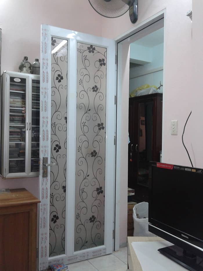 Cửa 1 cánh khung nhôm kính hệ 1000 hoa văn đẹp ấn tượng