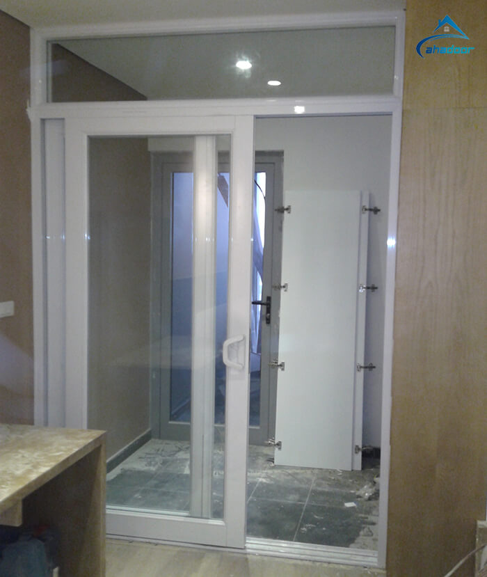 Mẫu cửa đi 2 cánh nhôm hệ 1000 màu trắng sứ sang trọng