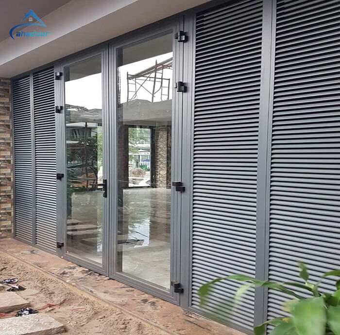 Lắp đặt cửa lá sách nhôm xingfa màu ghi biệt thự nhà đẹp