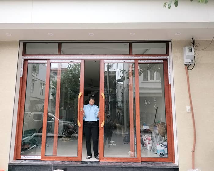 Mẫu cửa nhôm kính 4 cánh vân gỗ trượt quay tại Thanh trì Hà nội