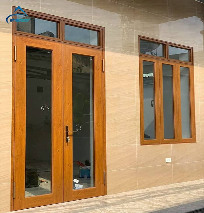 Cửa nhôm kính vân gỗ có độ bền cao màu sắc đẹp