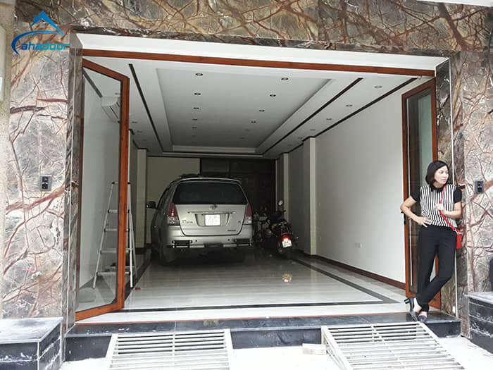 Mẫu cửa nhôm kính 6 cánh vân gỗ xếp gọn
