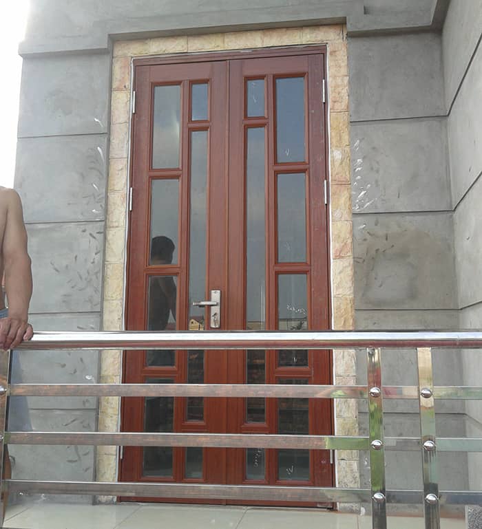 Mẫu cửa nhôm giả gỗ 2 cánh chia ô ban công nhà đẹp