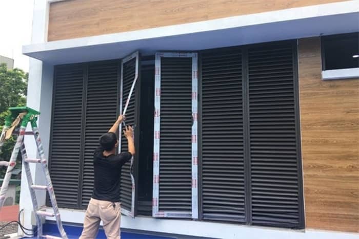 Thi công cửa sổ chớp nhôm xingfa lấy thoáng cho căn nhà