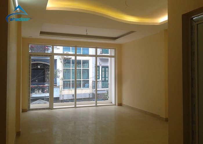 Xem ngay vách ngăn nhôm kính của Ahadoor, giải pháp tối ưu cho không gian hiện đại và sang trọng. Được sản xuất tại xưởng của chúng tôi ở 4/32 Thúy Lĩnh, Hoàng Mai, Hà Nội, vách ngăn nhôm kính của Ahadoor mang đến sự bền bỉ và thẩm mỹ vượt trội. Để biết thêm thông tin và đặt hàng, hãy liên hệ với chúng tôi qua email ahadoorvn@gmail.com hoặc gọi ngay hotline 094 771 6633 - (024)3634.3936. Chúng tôi sẵn sàng hỗ trợ bạn mọi lúc!