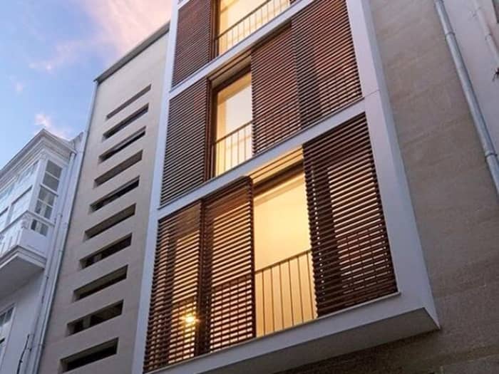 Cửa chớp nhôm kính giúp ngăn nắng và tạo thẩm mỹ cho mặt tiền nhà