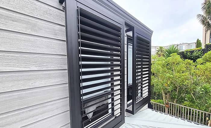 Gia công vách chớp nhôm che nắng cho cửa sổ