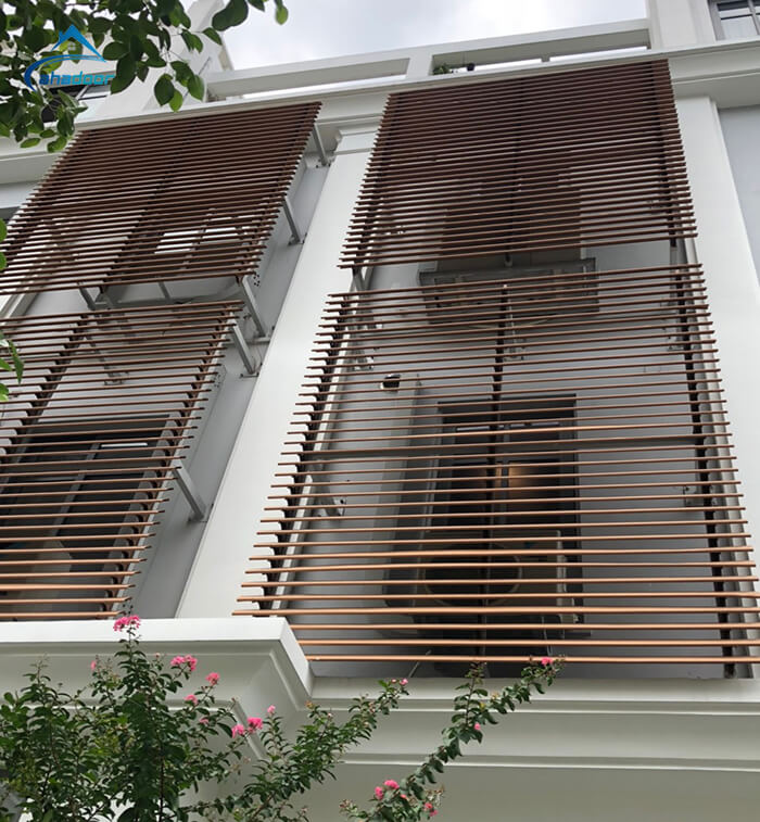 Vách chớp mặt tiền nhôm kính màu vân gỗ đẹp ấn tượng