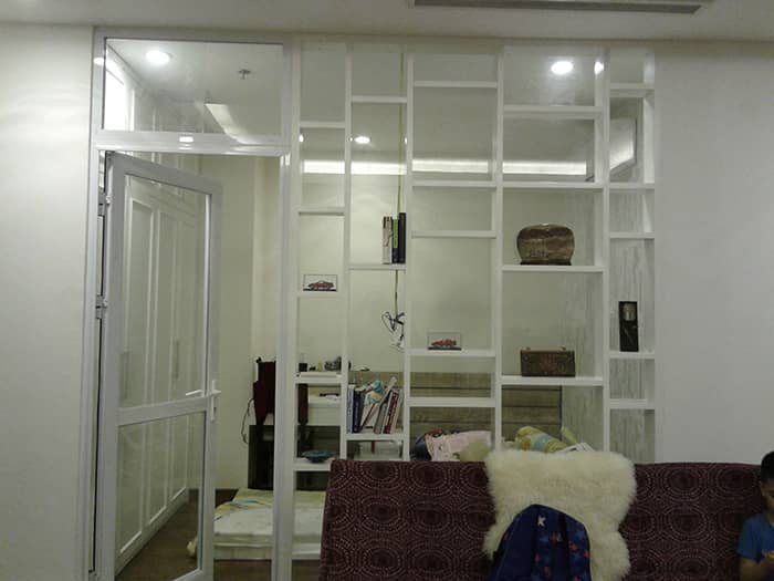Vách ngăn màu trắng tạo điểm nhấn tốt cho căn phòng