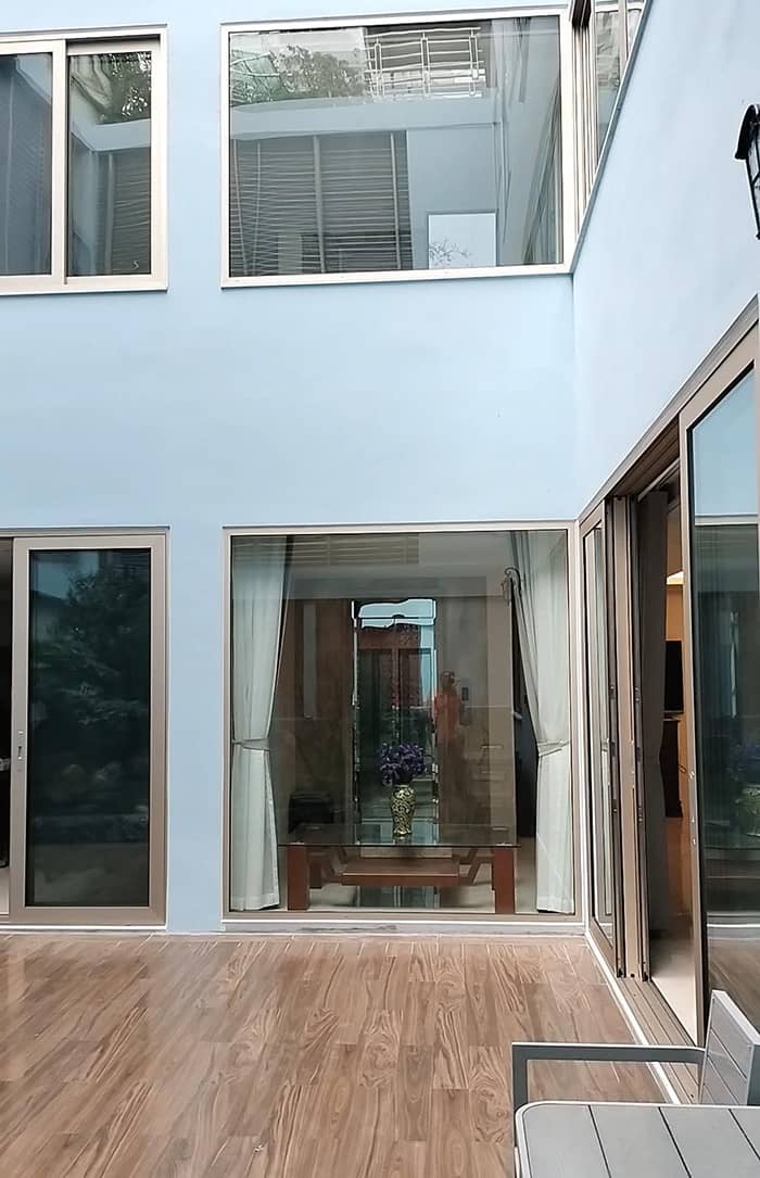 Mẫu vách ngăn nhôm kính cường lực màu gold đẹp hiện đại