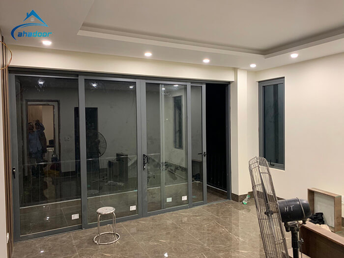 Lắp đặt vách ngăn nhôm xingfa trượt màu ghi sáng tại hà nội