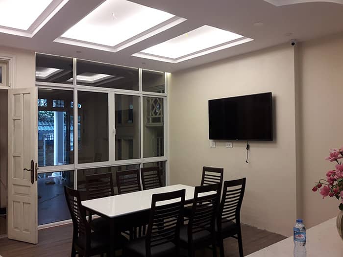 Khám phá giải pháp vách ngăn nhôm kính chất lượng cao từ Ahadoor! Với thiết kế hiện đại và tính năng ưu việt, sản phẩm của chúng tôi chắc chắn sẽ đáp ứng nhu cầu của bạn. Để biết thêm thông tin và nhận tư vấn, vui lòng liên hệ với chúng tôi qua email ahadoorvn@gmail.com hoặc gọi ngay hotline 094 771 6633 - (024)3634.3936. Bạn cũng có thể đến trực tiếp địa chỉ 4/32 Thúy Lĩnh, Hoàng Mai, Hà Nội để trải nghiệm sản phẩm tại showroom của chúng tôi.