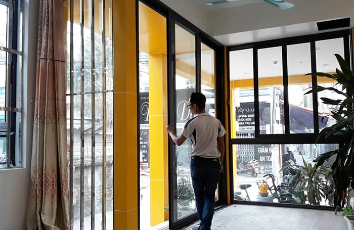 Vách ngăn phòng nhôm kính đầy lùa hệ 3 ray thông dụng