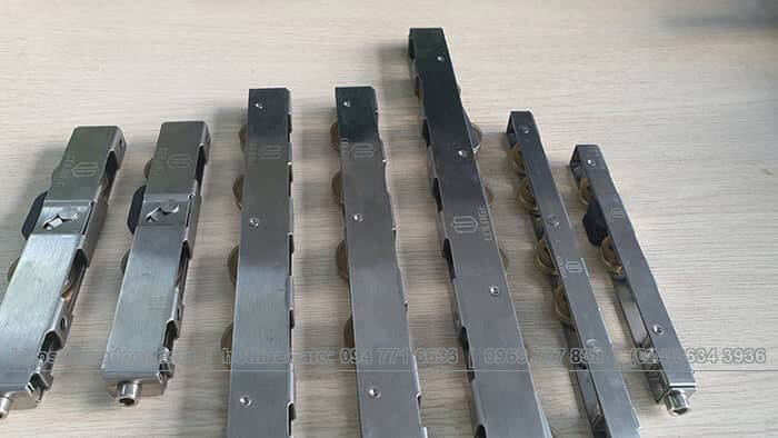 Lắp đặt bánh xe cửa lùa nhôm 6 cánh siêu tải trọng