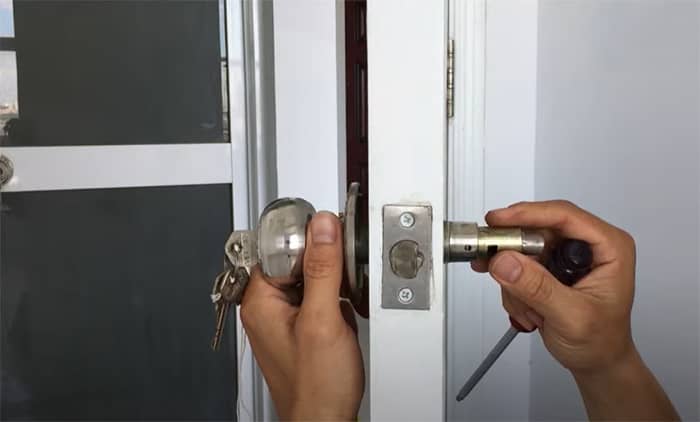 Sửa chữa hoặc thay mới khóa quả đấm bị kẹt