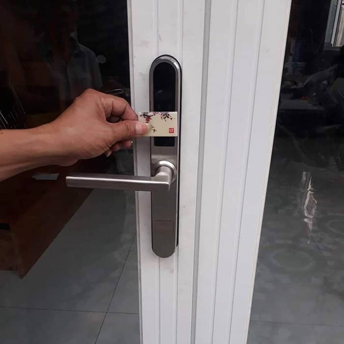 Khóa thẻ từ cho cửa nhôm kính đóng mở tiện lợi