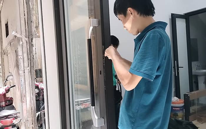 Lắp đặt phụ kiện cửa nhôm mở trượt lùa