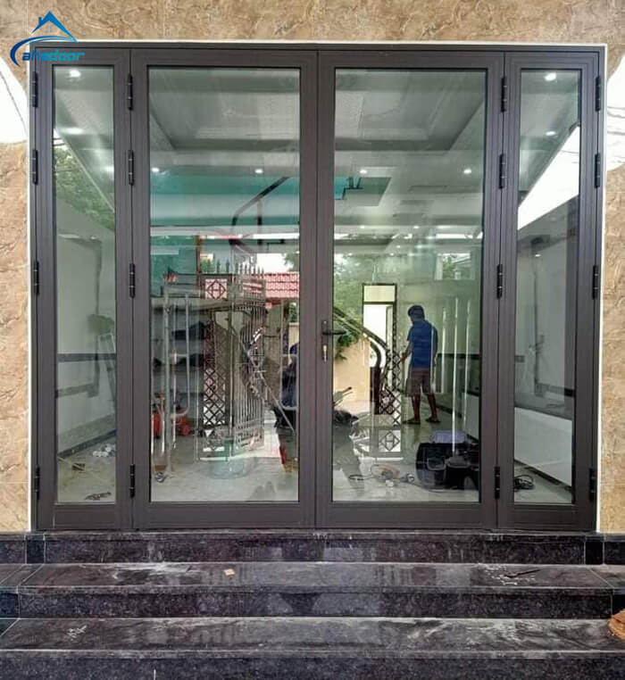 Mẫu cửa đi chính 4 cánh nhôm xingfa lệch nhau