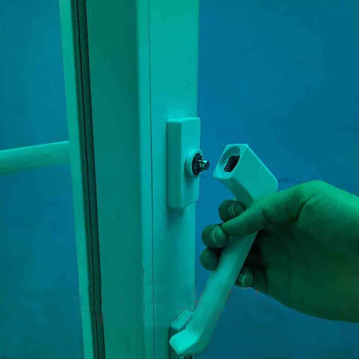 Sửa tay gạt cửa sổ nhôm bị hỏng