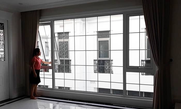Vách cửa sổ nhôm kính cách âm xingfa màu trắng sứ chia ô đẹp đẳng cấp
