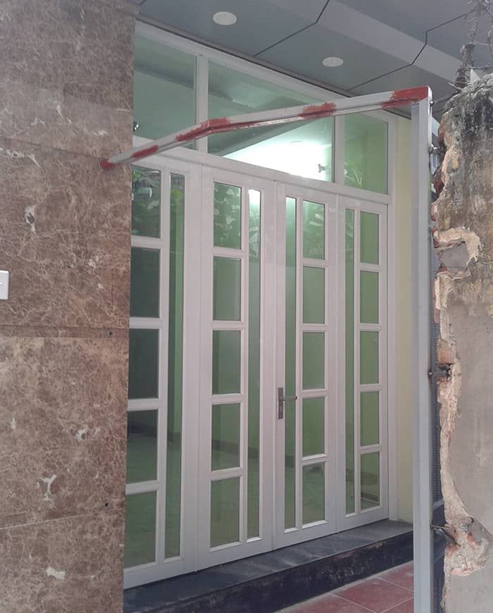 Mẫu cửa chính nhôm kính 1000 mở quay đẹp