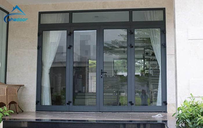 Cửa đi nhôm kính màu ghi sáng xingfa mặt tiền đẹp đẳng cấp