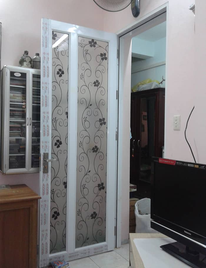 Mẫu cửa đi 1 cánh có dán giấy trang trí kính đẹp ấn tượng