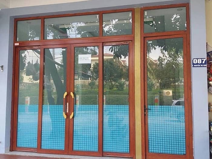 Mẫu cửa chính nhôm vân gỗ trượt quay được Ahadoor lắp tại hà nội
