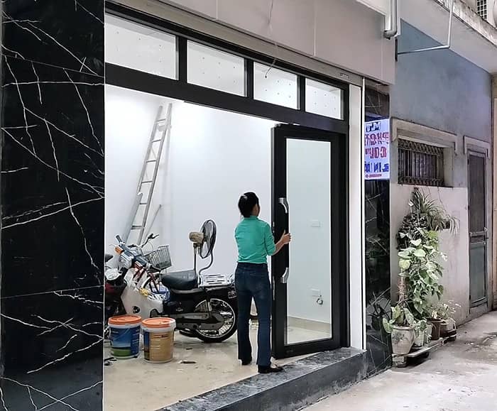 Cửa nhôm xingfa màu cafe mặt tiền cánh mở trượt và quay tiện lợi