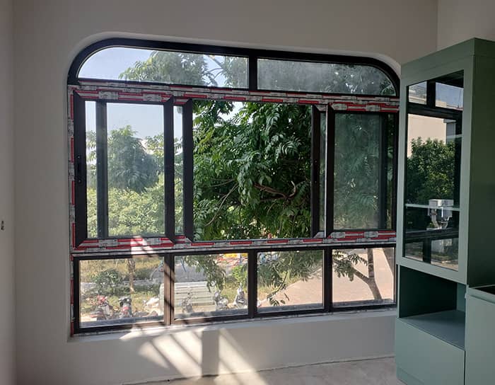 Mẫu cửa sổ nhôm xingfa biệt thự nhà cao cấp màu nâu sang trọng