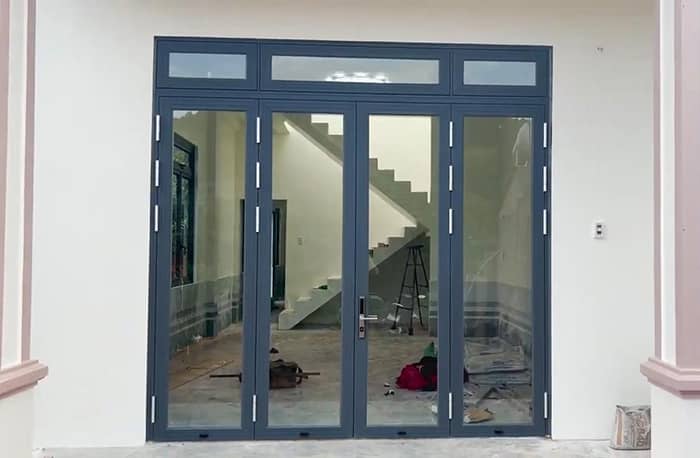 Mẫu cửa chính xingfa màu ghi xám 4 cánh cao cấp