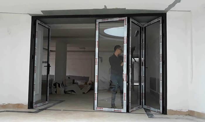 Mẫu cửa lùa treo nhôm xingfa sử dụng phụ kiện đồng bộ của Ahadoor đóng mở cánh linh hoạt