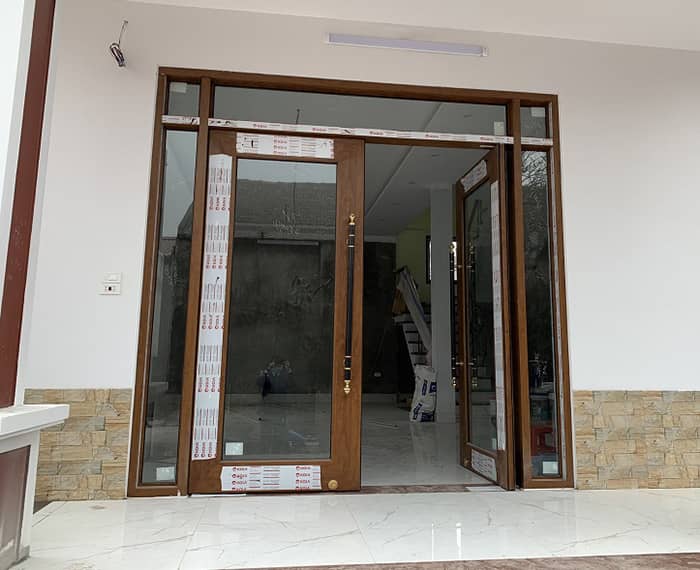 Cửa nhôm kính cường lực dày 10mm gỗ mun thủy lực