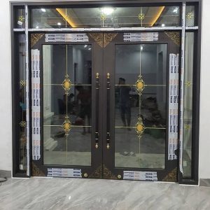 Mẫu cửa thủy lực nhôm màu gỗ trắc kính hộp hoa đồng đẳng cấp