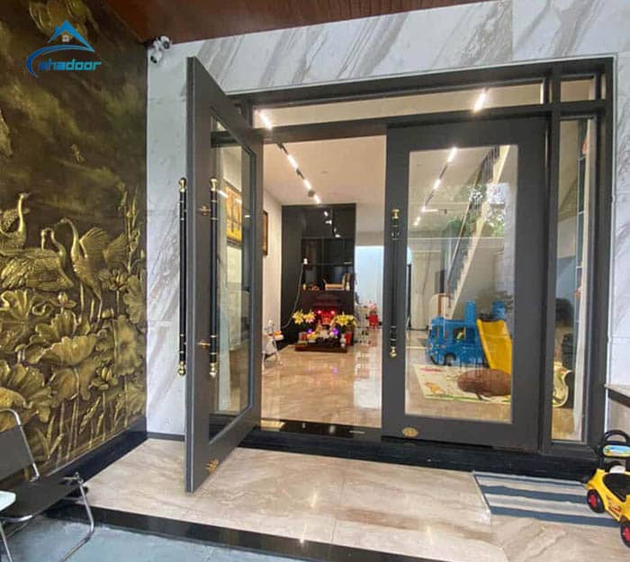 Lắp cửa nhôm hệ thủy lực nhà ống rất sang và hợp
