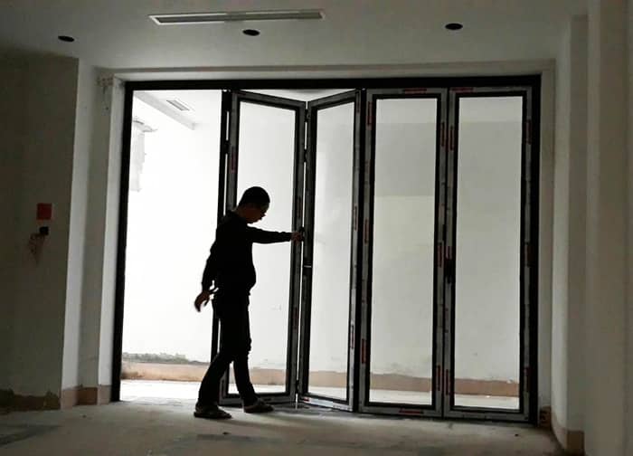 5 cánh cửa kính cường lực khung nhôm mở xếp gọn về một bên tượng