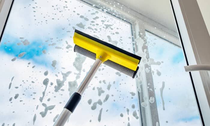Sử dụng cây lau cửa kính để lau sạch kính