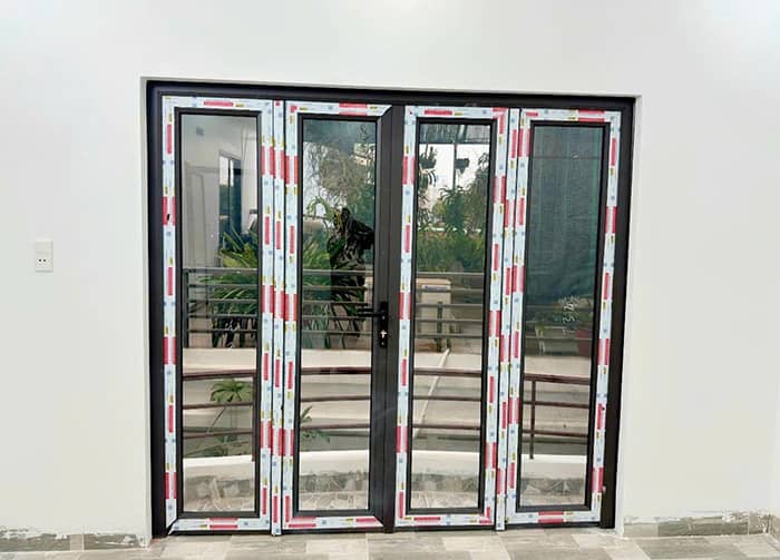 Cửa nhôm xingfa màu đen cafe với công nghệ sơn tiên tiến hiện đại nhất thế giới